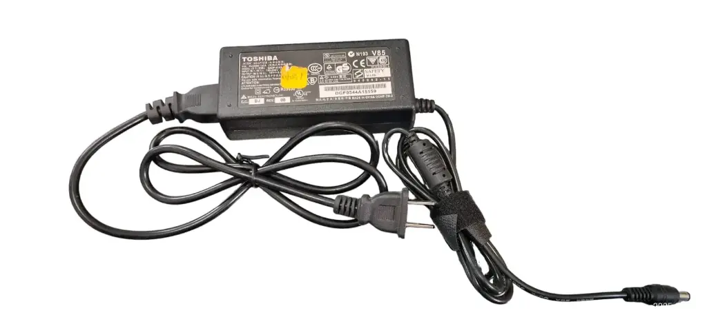 Cargador de laptop Toshiba.